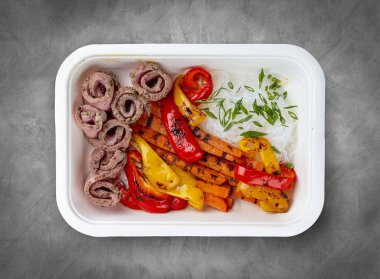 Sade sebzeler. Sağlıklı beslenme. Paket yemek. Ekolojik ambalaj. Ahşap bir arka planda