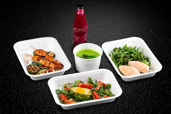 Çeşitli sağlıklı ve lezzetli yemek seçenekleri uygun ve sürdürülebilir yemek için çevre dostu kaplarda paketlenmiştir..
