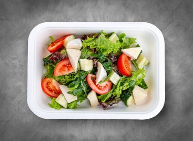 Camembert peynirli Fransız salatası. Sağlıklı beslenme. Paket yemek. Ekolojik ambalaj. Üst görünüm, gri arkaplanda.