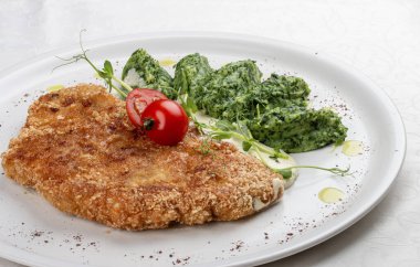 Soslu tavuk şnitzel, yanında brokoli ve peynirli börek..