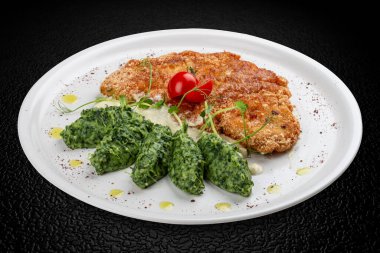 Soslu tavuk şnitzel, yanında brokoli ve peynirli börek..