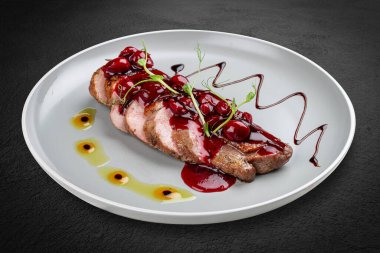 Lezzetli bir ördek göğsü, tavada pişmiş, çıtır çıtır derili ve sulu etli..