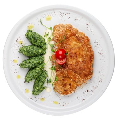 Soslu tavuk şnitzel, yanında brokoli ve peynirli börek..