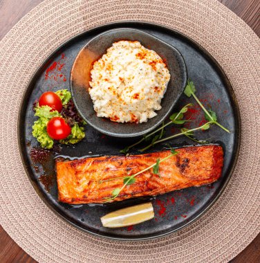 Kremalı pirinçli somon bifteği. Lezzetli bir somon fileto, mükemmel ızgara ya da tavada kızartılmış, yanında bol kremalı pirinç servis edilir..