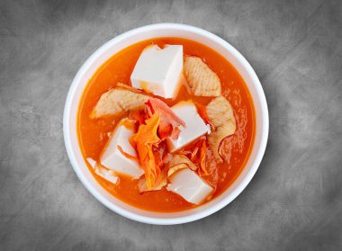 Elma ve tofulu kremalı balkabağı çorbası. Sağlıklı yiyecekler. Paket yemek. Üst görünüm, gri arkaplanda.