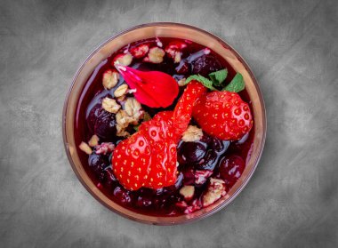 Tatlı panacotta. Sağlıklı beslenme. Paket yemek. Çevre ambalajı. Üst görünüm, gri arkaplanda.