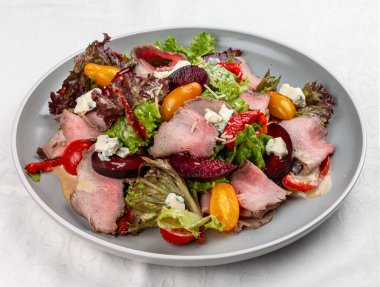 Çeri domatesli ve portakallı biftek salatası.