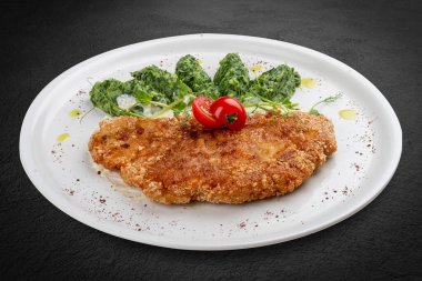 Soslu tavuk şnitzel, yanında brokoli ve peynirli börek..