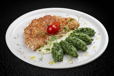 Soslu tavuk şnitzel, yanında brokoli ve peynirli börek..