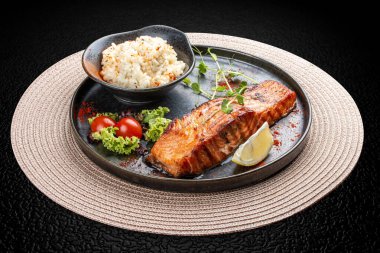 Kremalı pirinçli somon bifteği. Lezzetli bir somon fileto, mükemmel ızgara ya da tavada kızartılmış, yanında bol kremalı pirinç servis edilir..