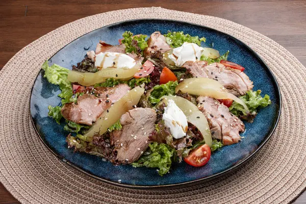 Balzamik Giyimli Veal ve Armut Salatası ve Kiraz Domatesleri