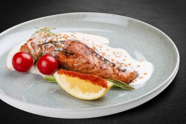 Kırmızı havyarlı somon bifteği ve kremalı sos..