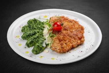 Soslu tavuk şnitzel, yanında brokoli ve peynirli börek..