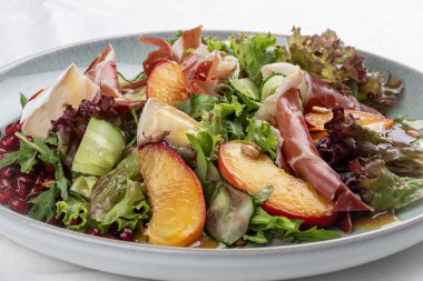 Jambon ve Nectarine Salatası ve Bitki ve Balzamik Giyinme