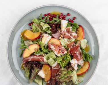 Jambon ve Nectarine Salatası ve Bitki ve Balzamik Giyinme