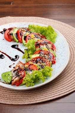 Yılan balığı, domates ve balzamik soslu Avokado salatası..