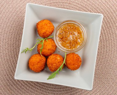 Ballı hardal soslu kızarmış peynir topları.