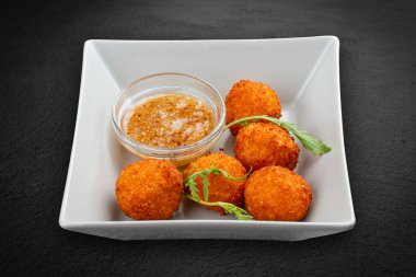 Ballı hardal soslu kızarmış peynir topları.