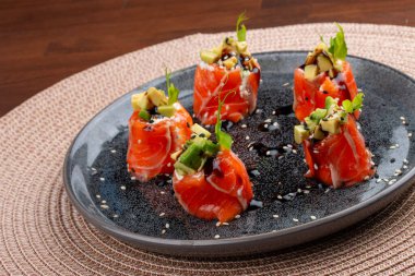 Krem peyniri ve olgun avokadoyla kaplanmış lezzetli füme somon dilimleri..