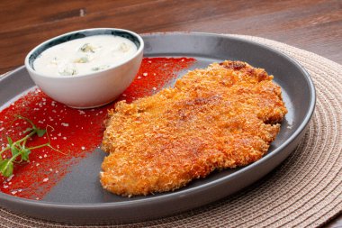 Peynir soslu tavuk şnitzel ve kırmızı biber.