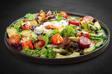 Krem peynirli somon salatası ve haşlanmış yumurta.