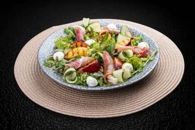 Jambon ve Nectarine Salatası ve Bitki ve Balzamik Giyinme