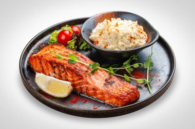 Kremalı pirinçli somon bifteği. Lezzetli bir somon fileto, mükemmel ızgara ya da tavada kızartılmış, yanında bol kremalı pirinç servis edilir..