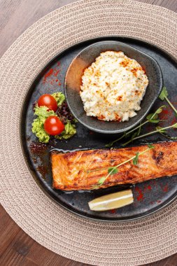 Kremalı pirinçli somon bifteği. Lezzetli bir somon fileto, mükemmel ızgara ya da tavada kızartılmış, yanında bol kremalı pirinç servis edilir..