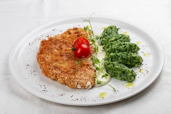 Soslu tavuk şnitzel, yanında brokoli ve peynirli börek..