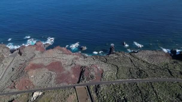 Vista Costa Una Isla Volcánica Con Las Olas Del Mar — Vídeo de stock