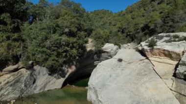 Huzurlu bir doğal havuz, Toll de lOlla, kayalık kayalıkların arasına kurulmuş ve Farena 'daki yemyeşil yemyeşil sularla çevrili, dinlenmek ve doğa severler için mükemmel kristal berrak sularla huzurlu bir kaçış sunuyor..
