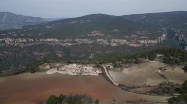 Uzun zamandır terk edilmiş bir köy olan Gallicant 'ın harabelerini, Tarragona' daki engebeli dağlara ve yuvarlanan tepelere karşı bir insansız hava aracı yakalıyor. Geniş bir arazide tarih ve izolasyon hissi uyandırıyor..