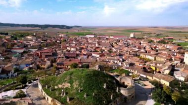 Ortaçağ köyü Astudillo 'nun çatıları, Palencia, İspanya: Castillo de la Mota' nın bulunduğu tarihi köy