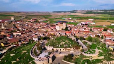 Ortaçağ köyü Astudillo 'nun çatıları, Palencia, İspanya: Castillo de la Mota' nın bulunduğu tarihi köy
