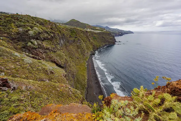 Okyanus manzaralı engebeli bir kıyı şeridi boyunca dramatik jeolojik oluşumlar, volkanik katmanlar, erozyon dokuları ve doğal detayları gösteriyor..
