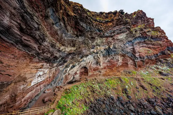 Okyanus manzaralı engebeli bir kıyı şeridi boyunca dramatik jeolojik oluşumlar, volkanik katmanlar, erozyon dokuları ve doğal detayları gösteriyor..