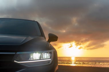 Gri Volkswagen Tiguan dramatik bir gökyüzüne karşı