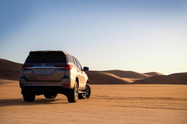 Toyota Fortuner, güneşli bir günde Namib Çölü 'nün ortasında duruyor..