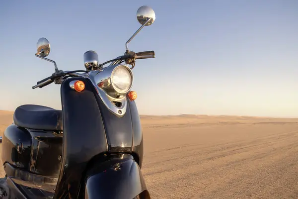 Scooter Preta Retro Pôr Sol Areia Dourada Deserto Namib — Fotografia de Stock