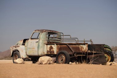 Eski paslı araba Namib çölünün ortasında terk edilmiş.