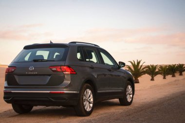 Volkswagen Tiguan Namib çölünün kumlarında parlak bir gökyüzünde. Walvis Körfezi, Namibya.