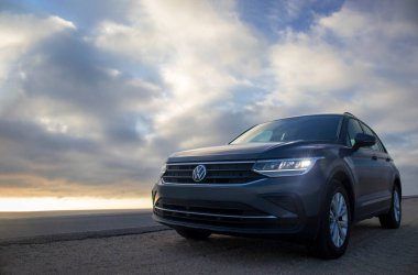 Volkswagen Tiguan Namib çölünün kumlarında parlak bir gökyüzünde. Walvis Körfezi, Namibya.