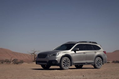 Gri Subaru Namib çölünün kumlarında parlak gökyüzüne karşı