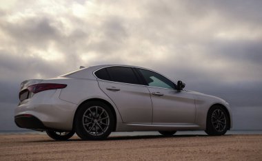 Alfa Romeo Giulia çölün ortasında duruyor. 
