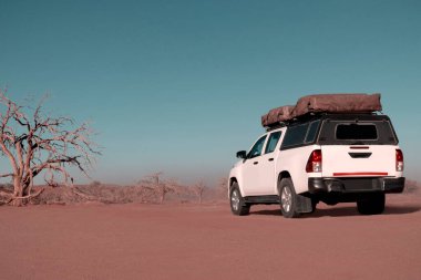 Toyota Hilux çölün ortasında duruyor. Walvis Körfezi, Namibya. Afrika 