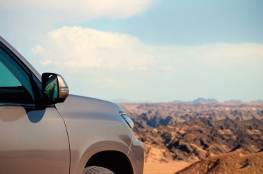 Çölde arabanın önünü kapatın.