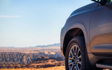 Çölde arabanın önünü kapatın.