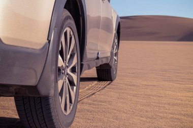 Çölde arabanın önünü kapatın. 