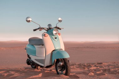 Namib Çölü 'nün altın kumda gün batımında geriye dönük mavi scooter.