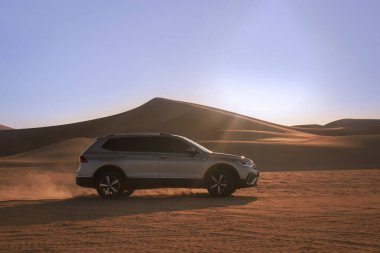 Volkswagen Tiguan, Namib Çölü 'nün kumlarında, parlak bir gökyüzünde. Walvis Körfezi, Namibya.